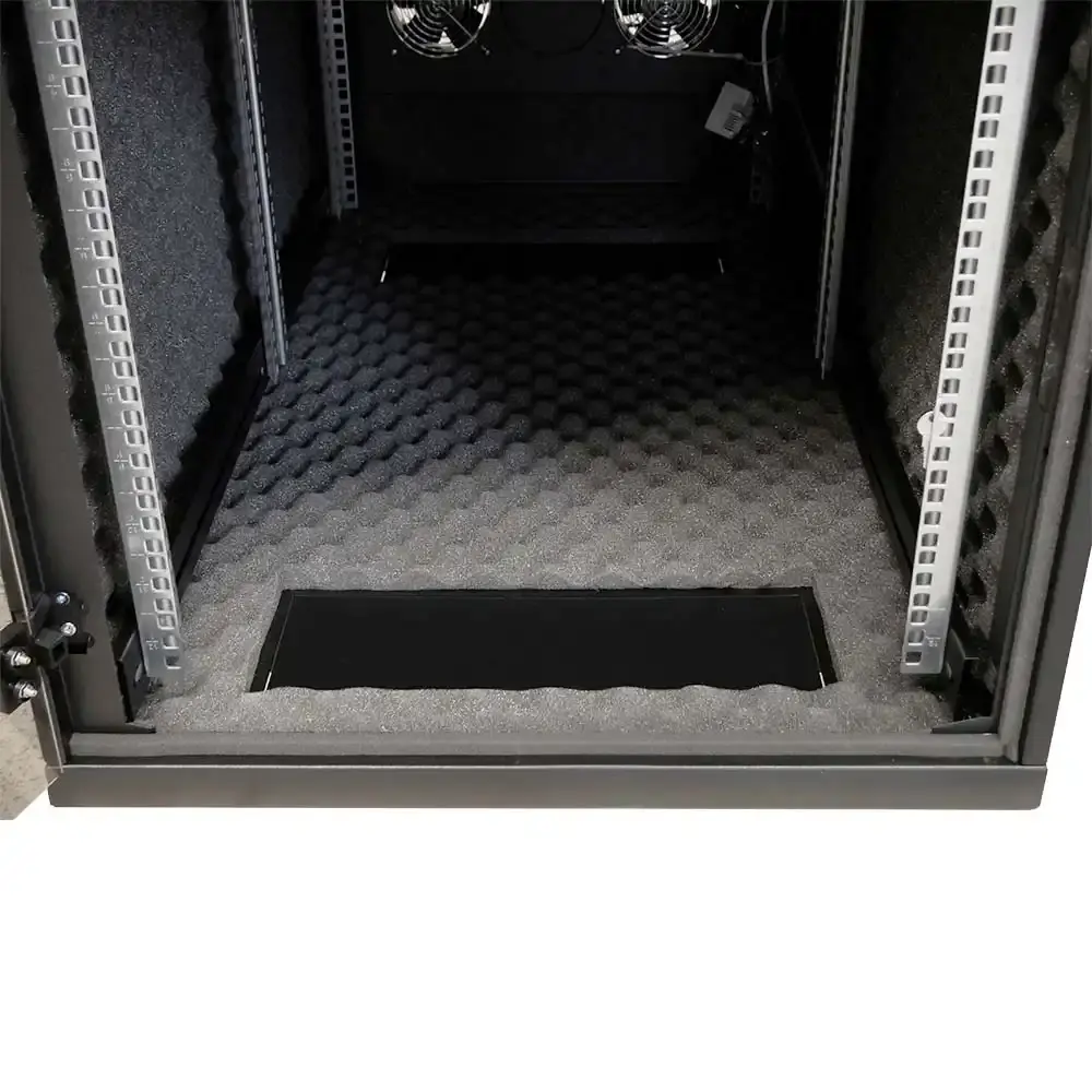 02 kleiner-schallgedaemmter-19-serverschrank-rca-von-triton-12-he-bxt-600x1000-mm-glastuer-2-x-super-silence-luefter-rollen-schwarz~4.webp